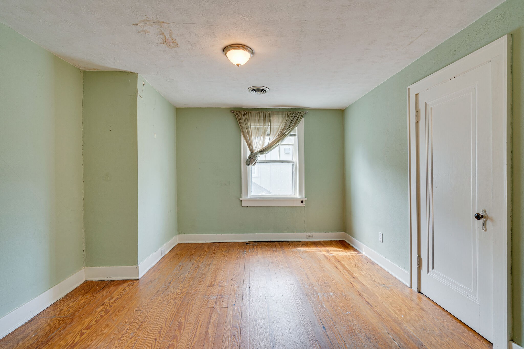 233 Cherokee Road Nashville, TN 37205 - Photo 21 of 29 an empty room with wooden floor and windows