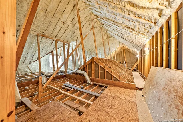a view of a house with backyard