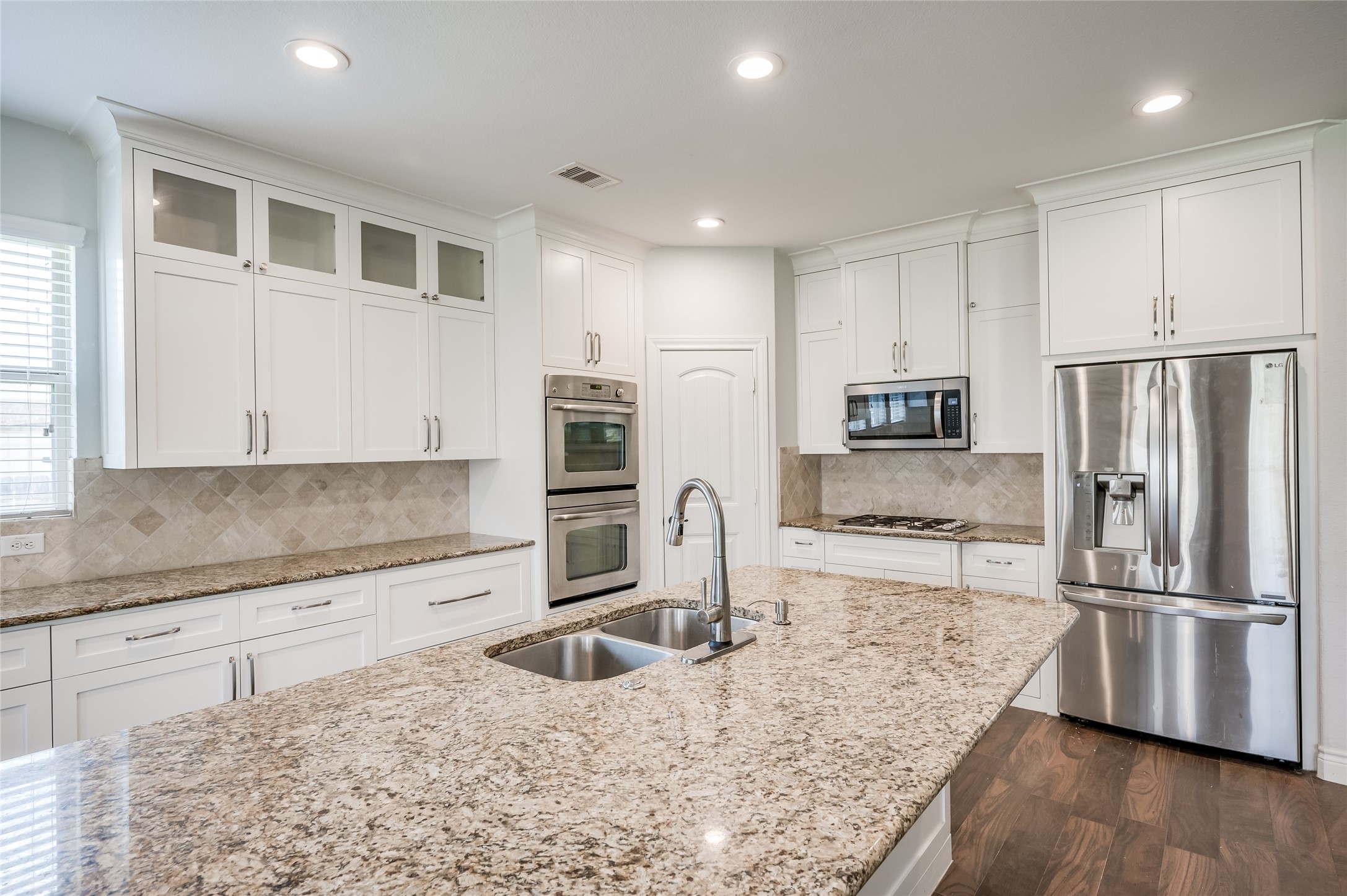 19006 Panther Peak Spring, TX 77388 - Photo 23 of 48 Kitchen with island
