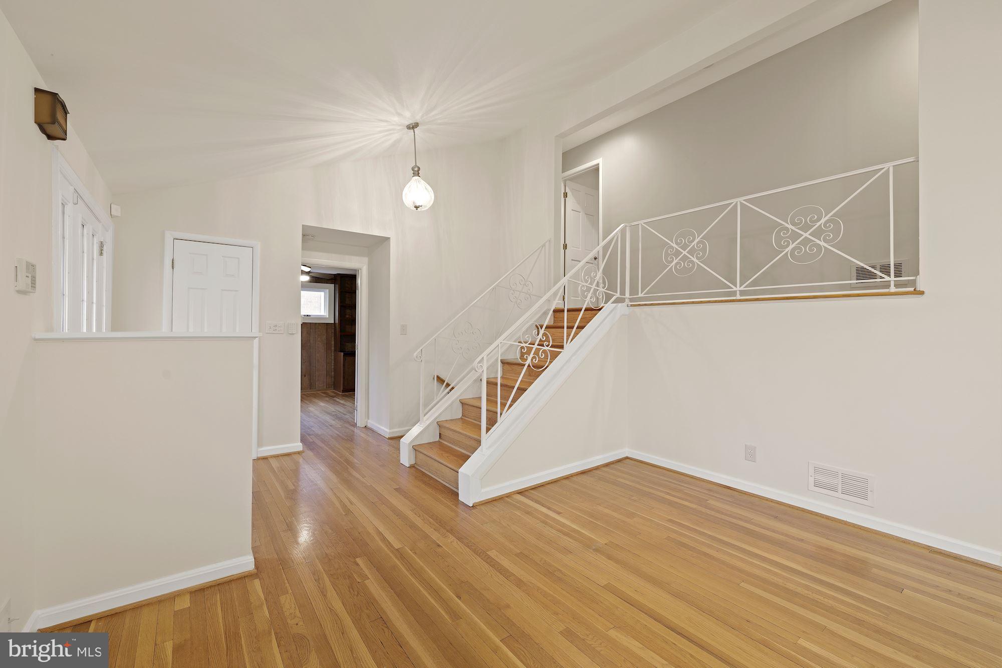 12805 Crisfield Road Silver Spring, MD 20906 - Photo 6 of 35 Living Room