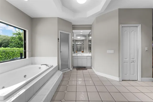 a view of a backyard