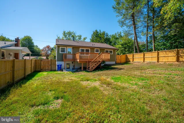 a view of a house with backyard and a tree
