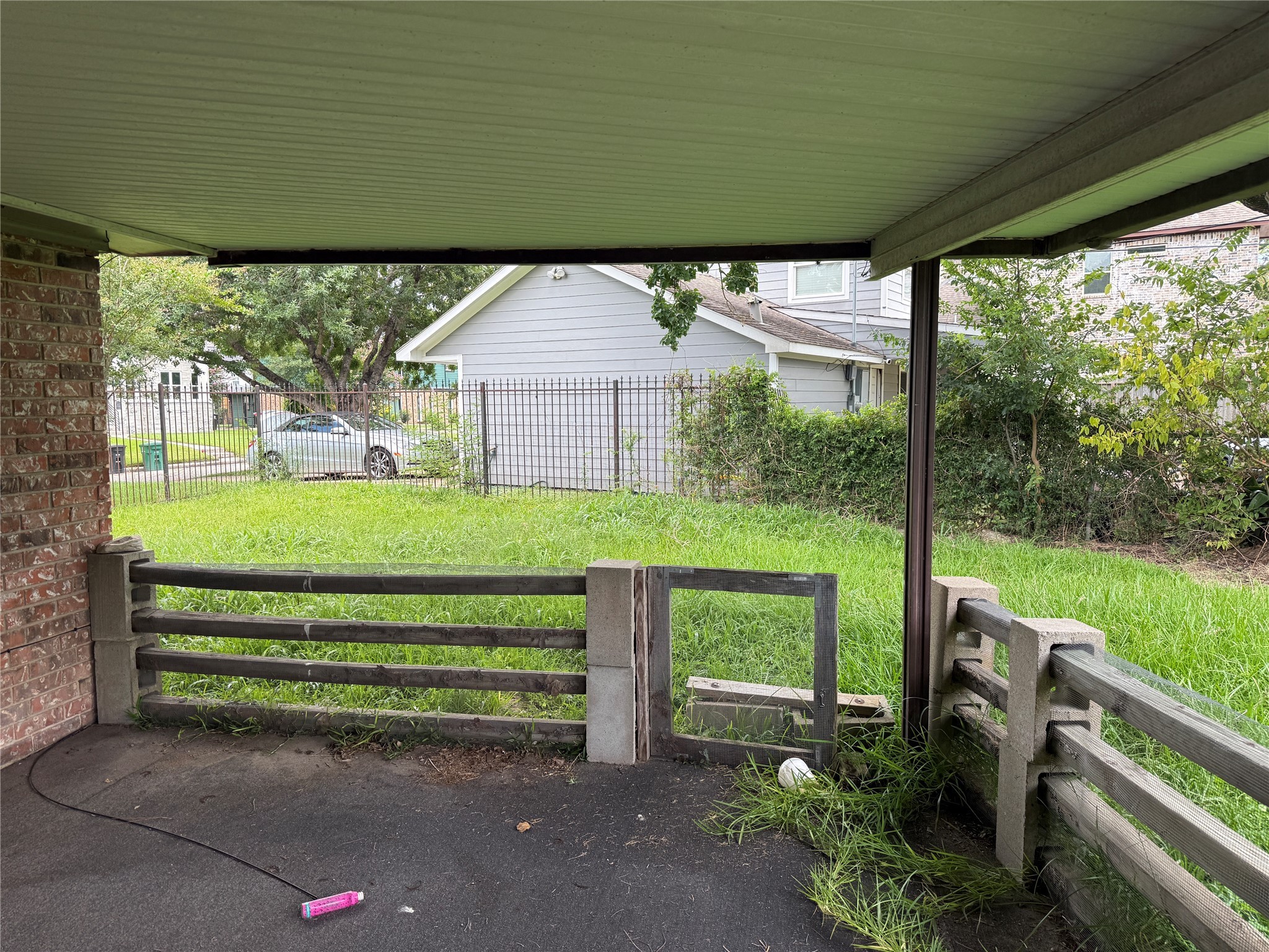 4302 Fernwood Drive Houston, TX 77021 - Photo 13 of 15 a view of a porch with furniture and garden
