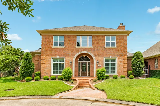 $587,000 | 1 Heritage Oak Court, Lake Jackson, TX 77566