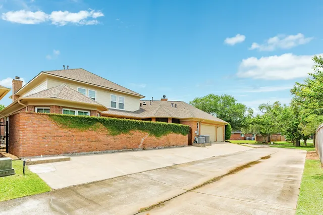 $587,000 | 1 Heritage Oak Court, Lake Jackson, TX 77566