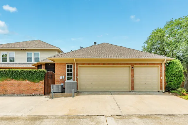 $587,000 | 1 Heritage Oak Court, Lake Jackson, TX 77566