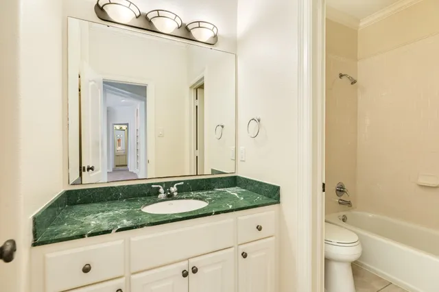 $587,000 | 1 Heritage Oak Court, Lake Jackson, TX 77566