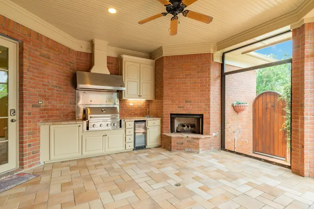 $587,000 | 1 Heritage Oak Court, Lake Jackson, TX 77566