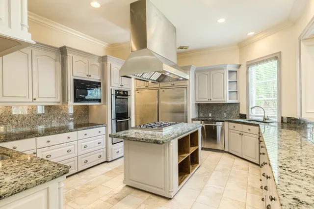 $587,000 | 1 Heritage Oak Court, Lake Jackson, TX 77566