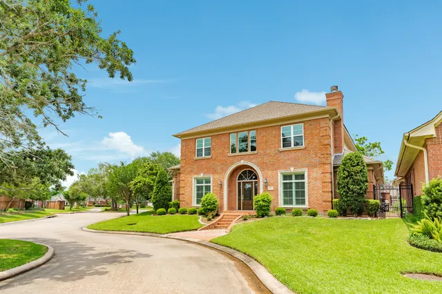 $587,000 | 1 Heritage Oak Court, Lake Jackson, TX 77566