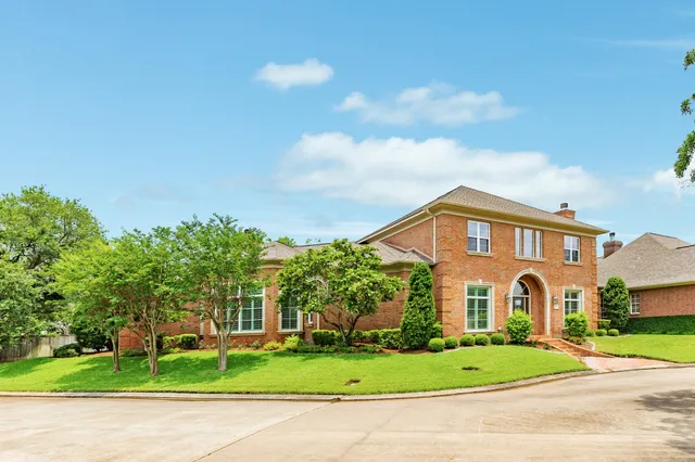 $587,000 | 1 Heritage Oak Court, Lake Jackson, TX 77566