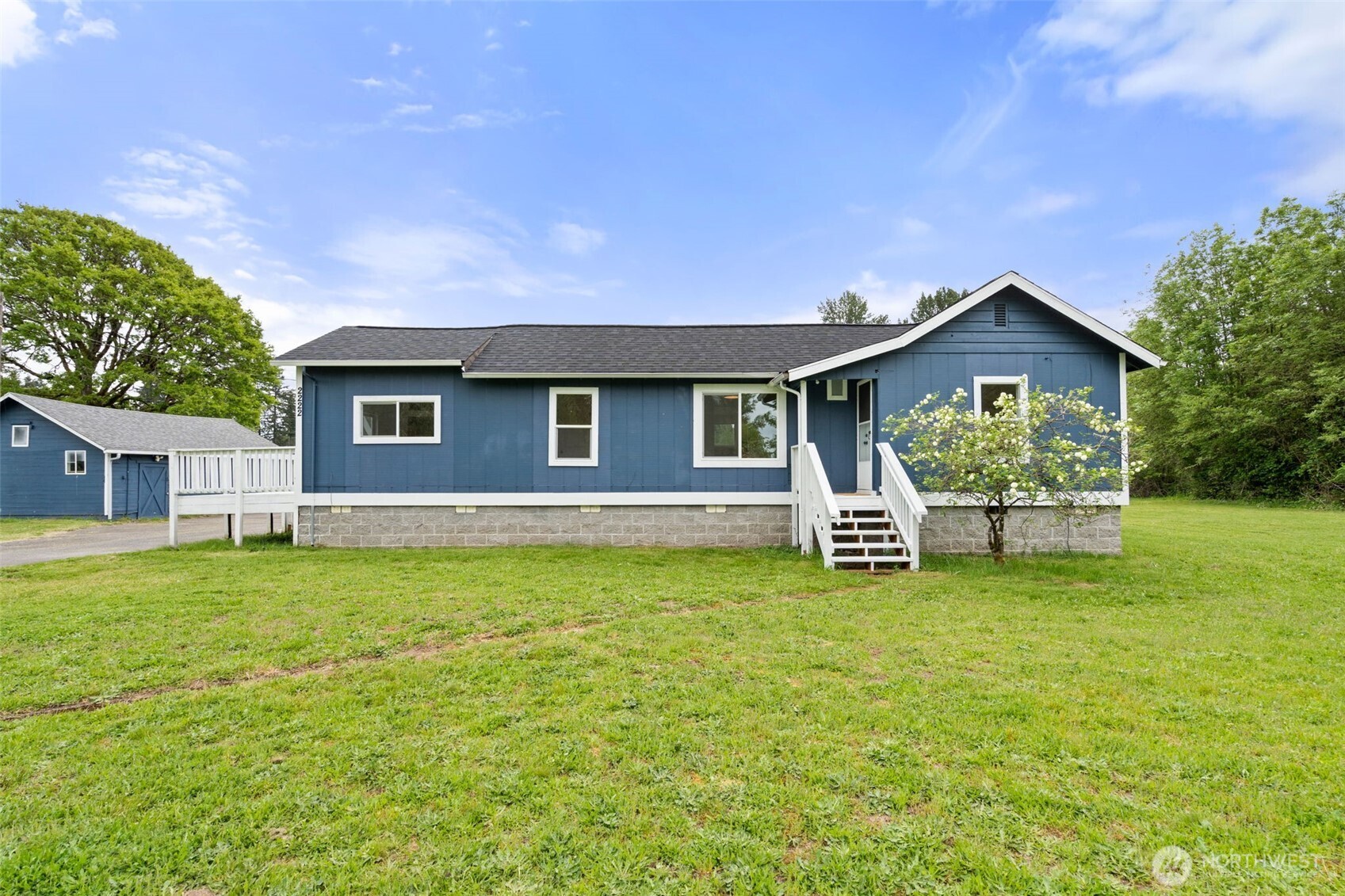 2222 Cooks Hill Road Centralia, WA 98531 - Photo 2 of 36 a front view of a house with a garden