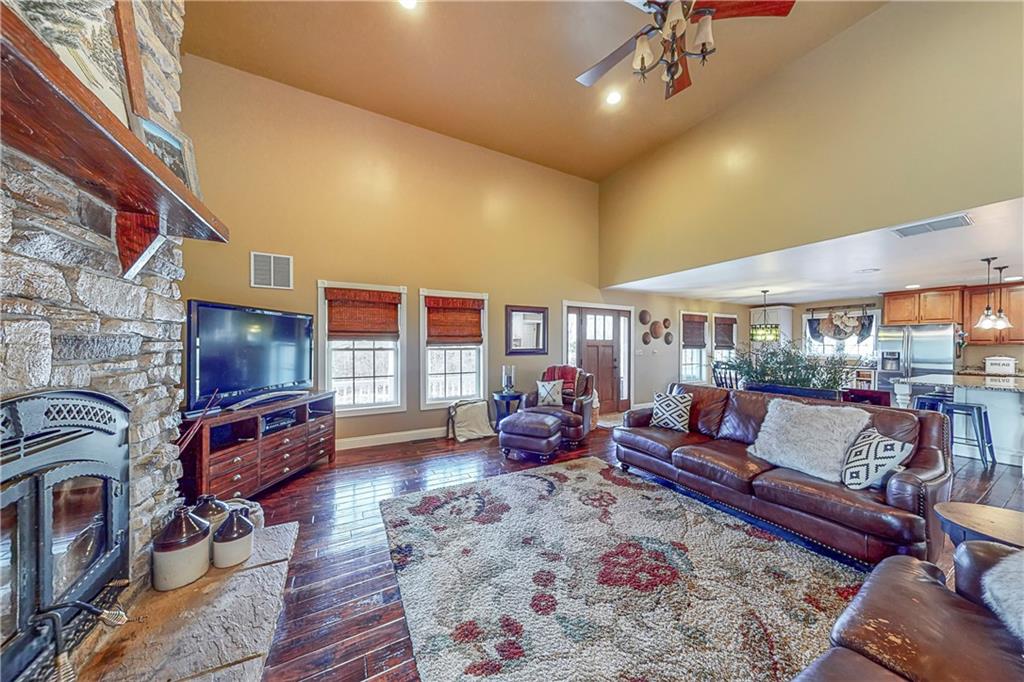 127 Miller Lane Road Waynesburg, PA 15370 - Photo 7 of 25 Living room.
