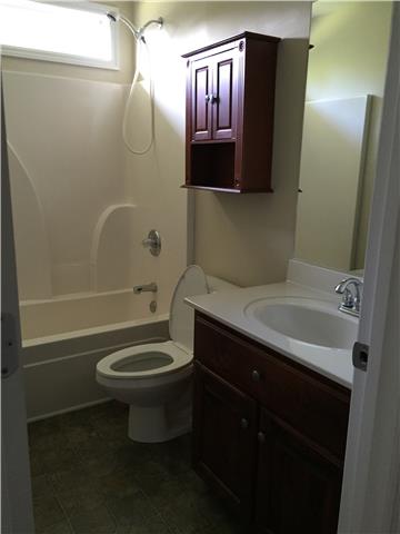 955 Rip Steele Road Columbia, TN 38401 - Photo 5 of 14 Full bath in hall. Linen closet for this bath is located in the hallway. Plush carpet in the hallway and 2 bedrooms off this hallway.