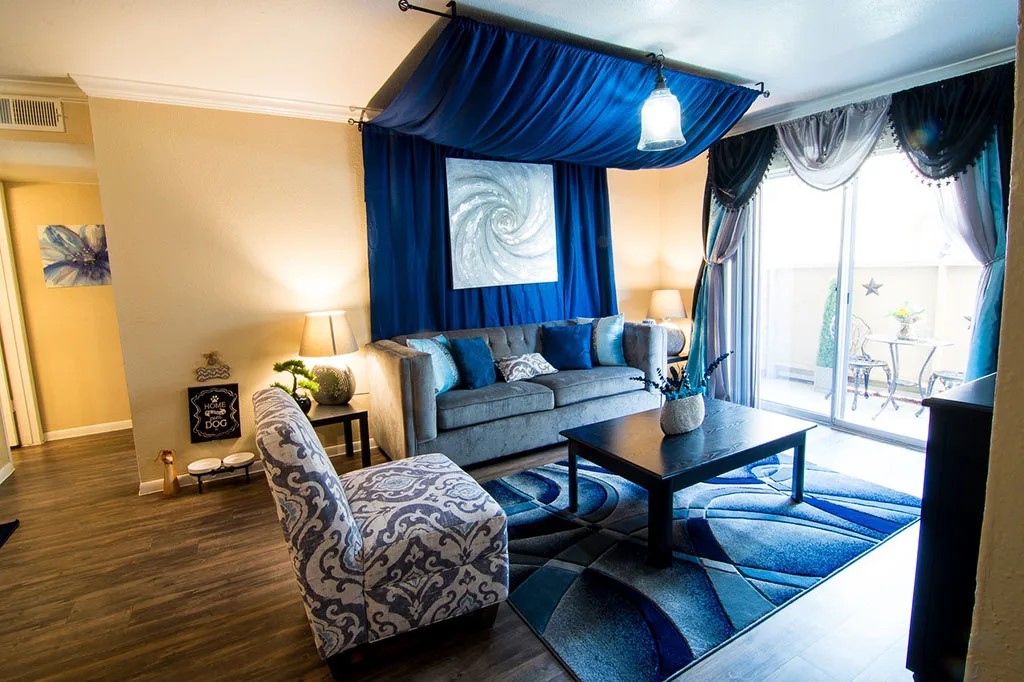 424 South Bender Avenue, Unit 808 Humble, TX 77338 - Photo 9 of 10 a living room with furniture and a large window