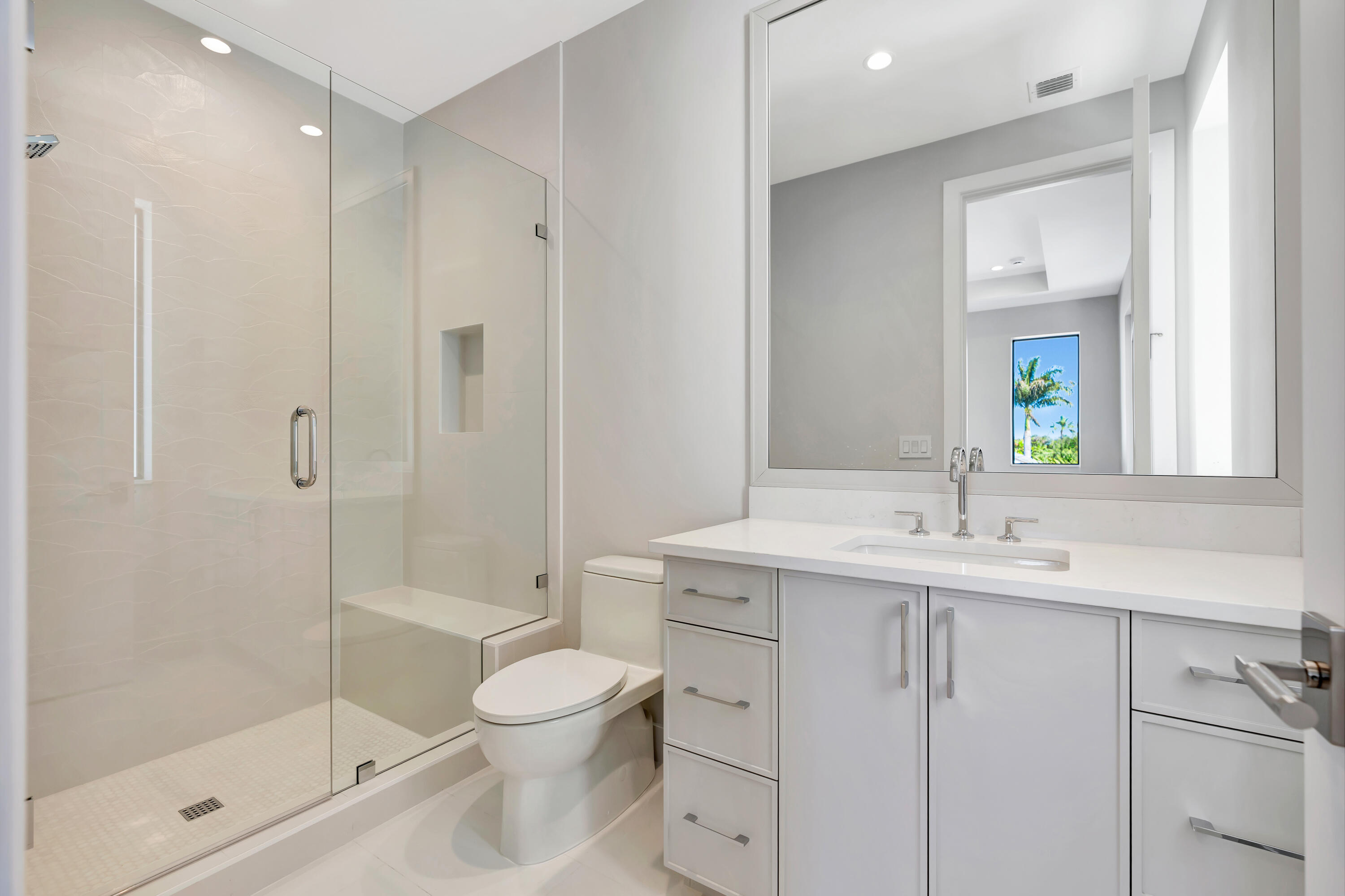 112 Regatta Drive Jupiter, FL 33477 - Photo 47 of 85 Guest Bath 2