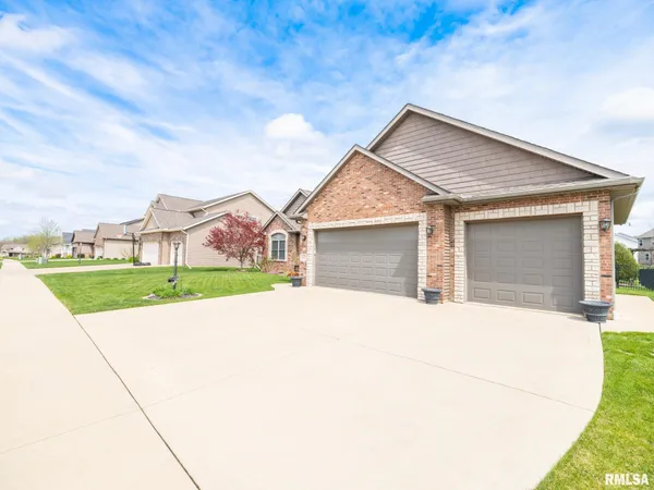 $539,900 | 11224 North Sycamore Creek Drive, Dunlap, IL 61525