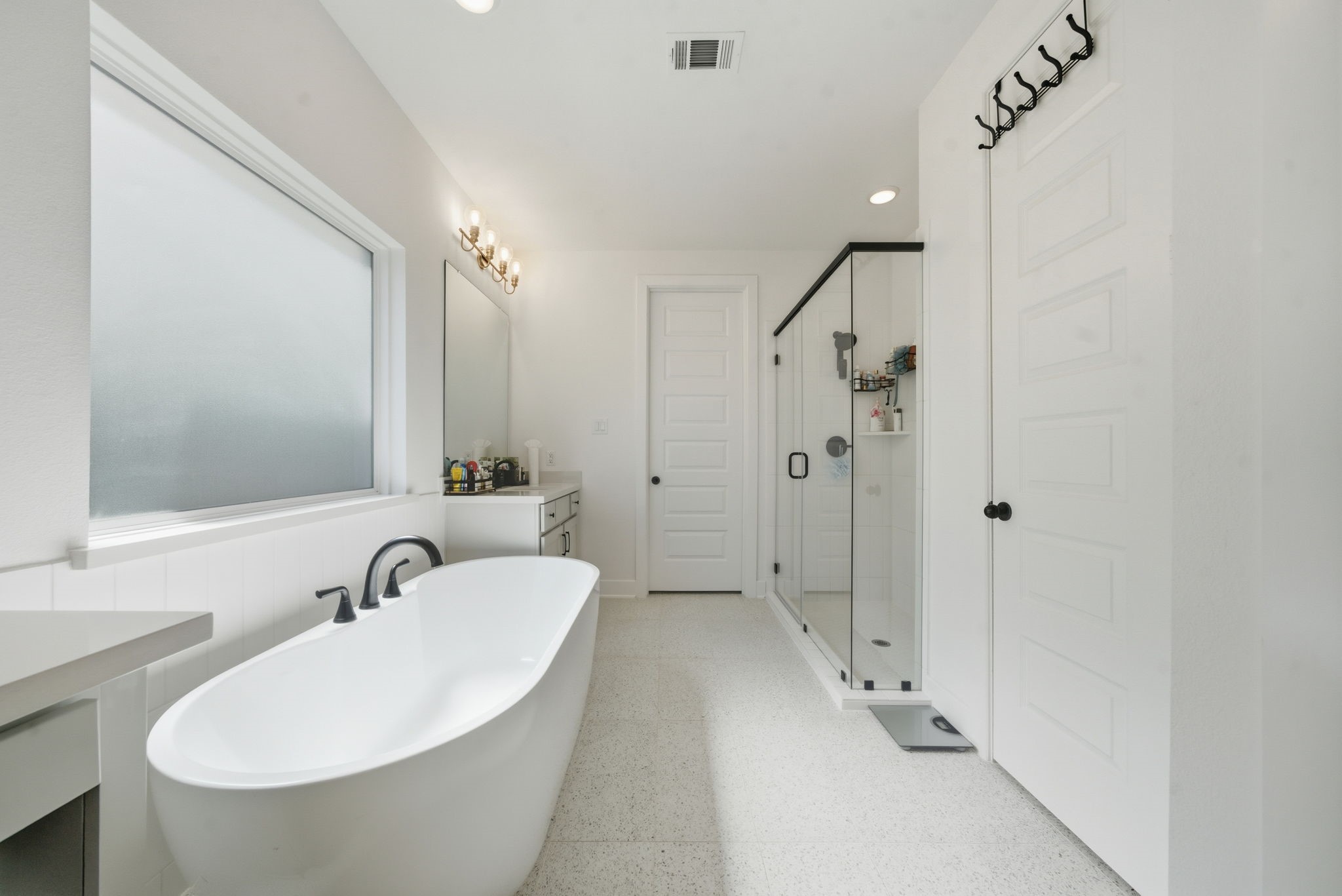 10438 Rigel Rdg Way Richmond, TX 77406 - Photo 27 of 34 a bathroom with a bathtub and a sink