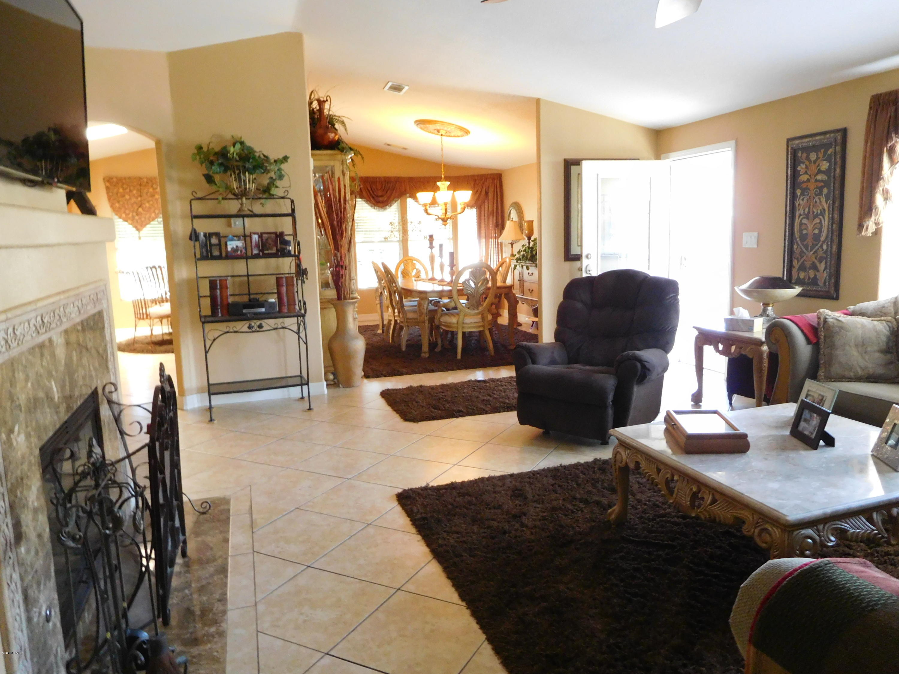195 Tierra Rejada Road, Unit 124 Simi Valley, CA 93065 - Photo 4 of 19 4 living room dining room
