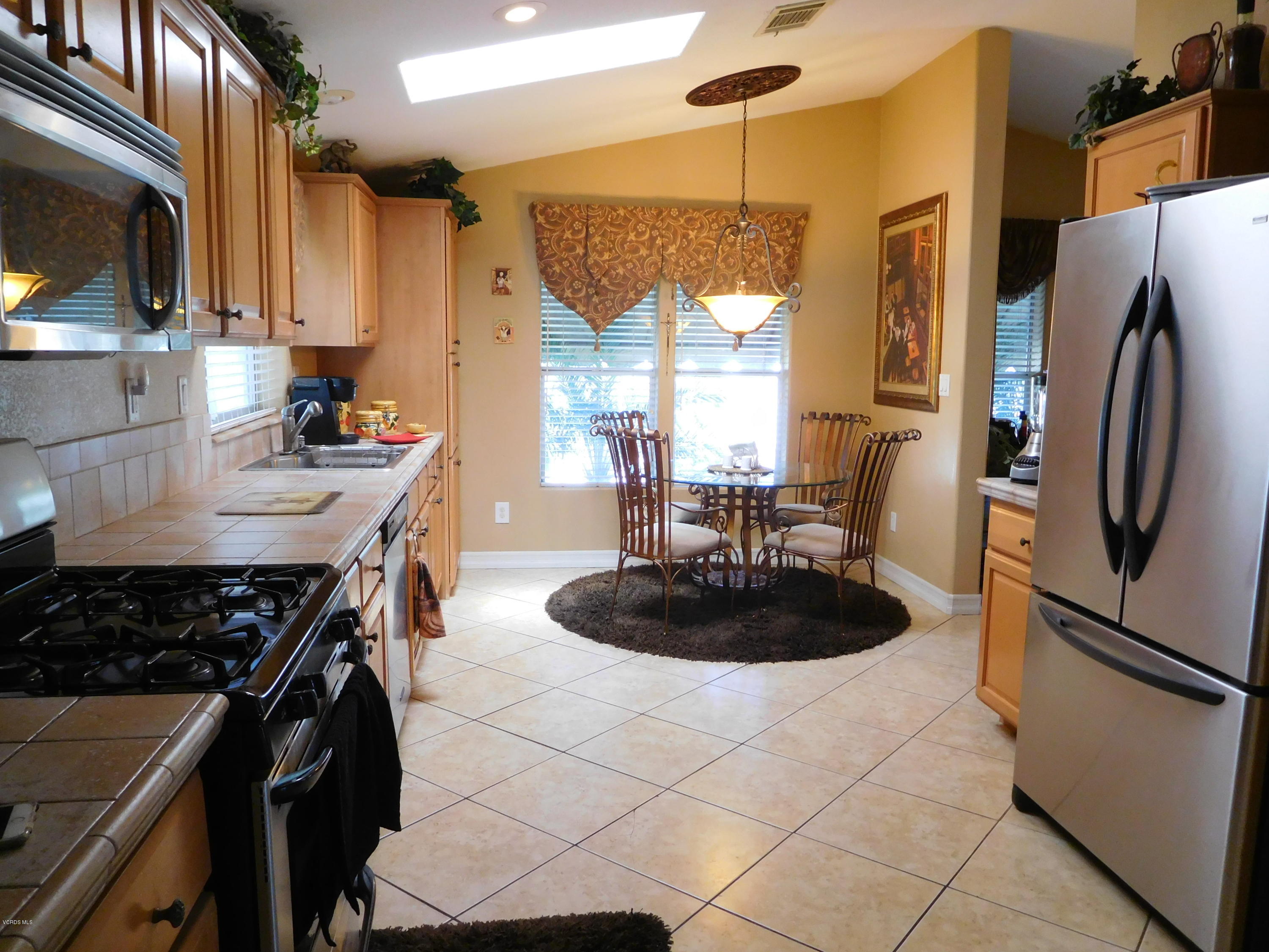 195 Tierra Rejada Road, Unit 124 Simi Valley, CA 93065 - Photo 5 of 19 5 kitchen