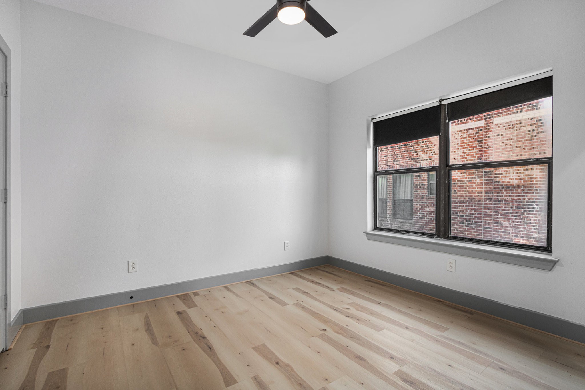2422 Navigation Boulevard, Unit G Houston, TX 77003 - Photo 12 of 16 an empty room with chandelier fan and windows