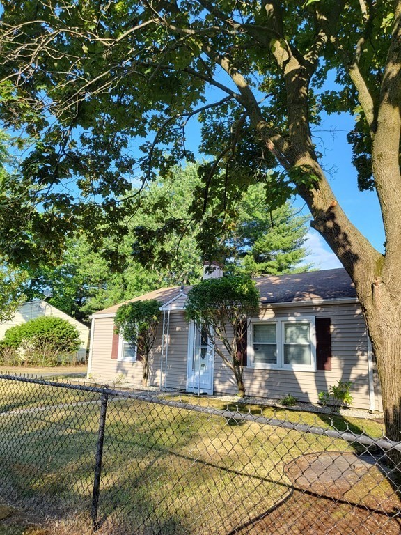 65 Pembroke Circle Springfield, MA 01104 - Photo 2 of 19