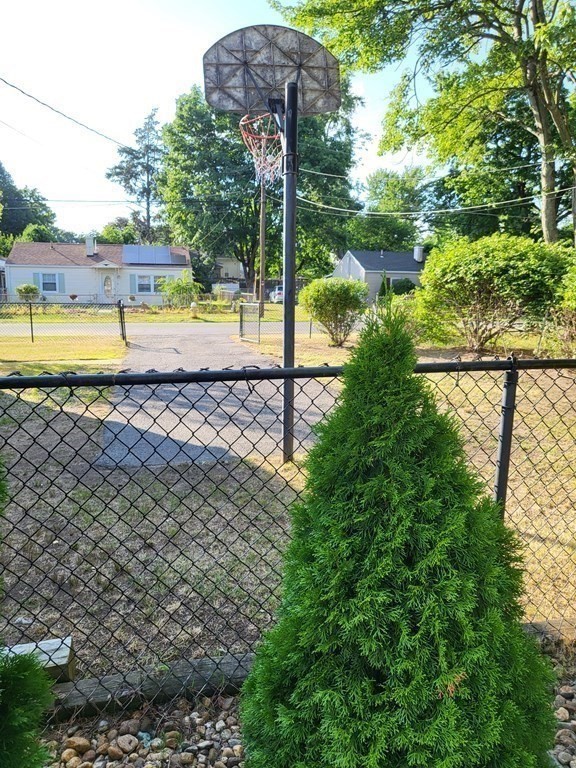 65 Pembroke Circle Springfield, MA 01104 - Photo 7 of 19