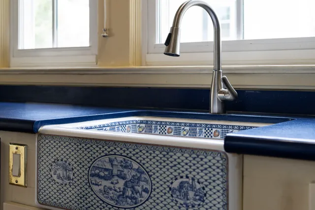 a close view of sink