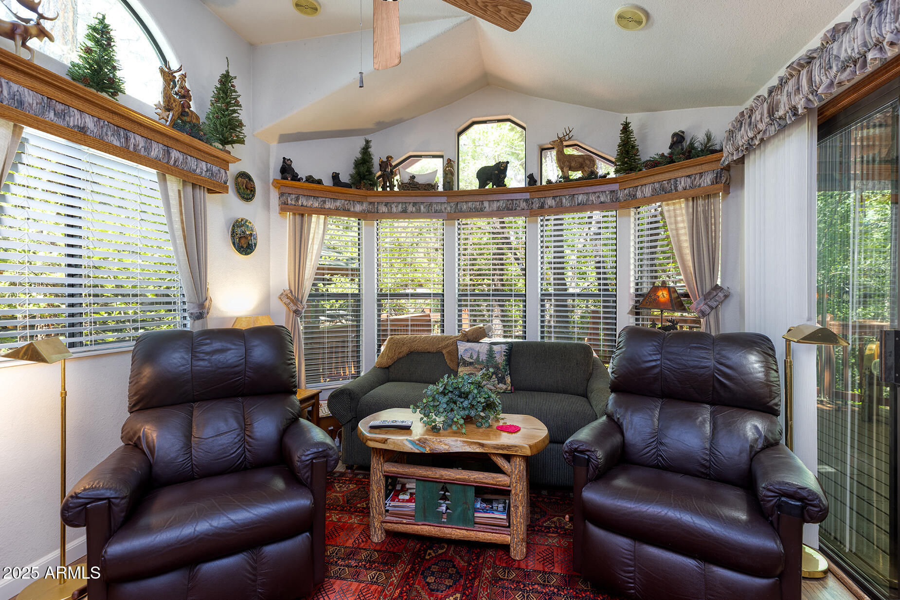 2140 Horseshoe Loop Show Low, AZ 85901 - Photo 8 of 35 Living Room