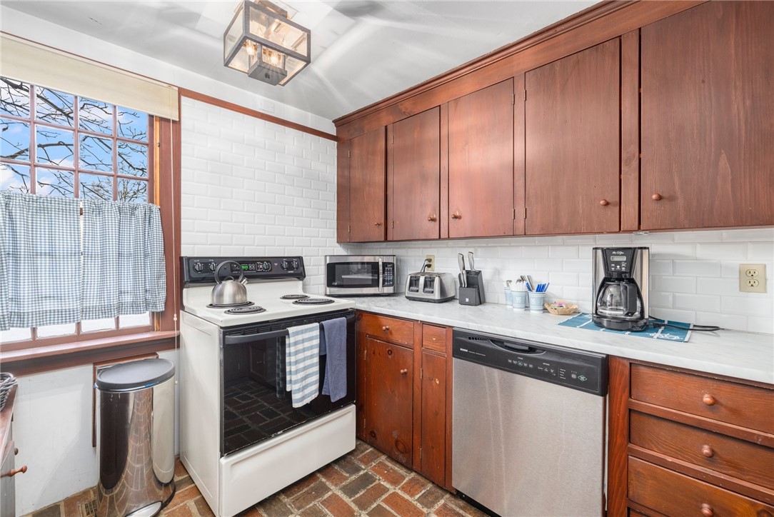 31 Bridge Street Newport, RI 02840 - Photo 8 of 50