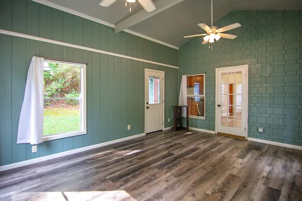 a view of livingroom with furniture