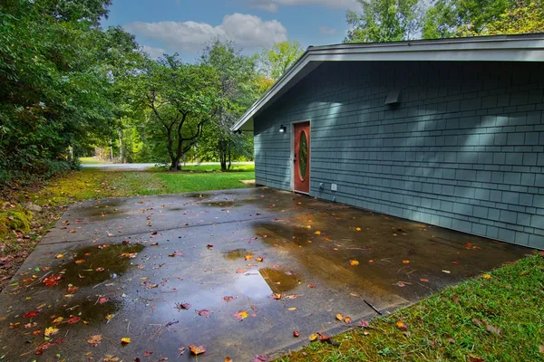 a view of a house with backyard and garden