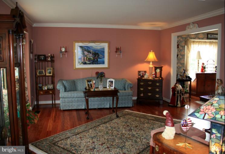 9617 North Wind Road Parkville, MD 21234 - Photo 18 of 30 Living Room