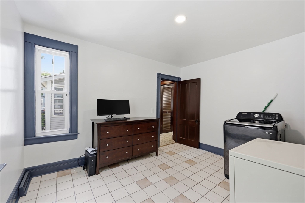 585 Armory Street Springfield, MA 01104 - Photo 20 of 40
