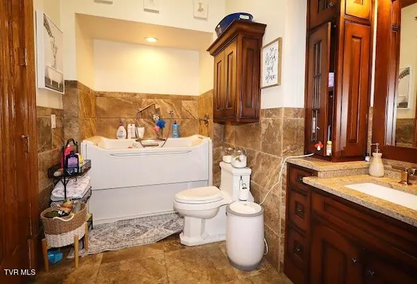 $1,699,999 | 900 Tanager Drive, Bluefield, VA 24605