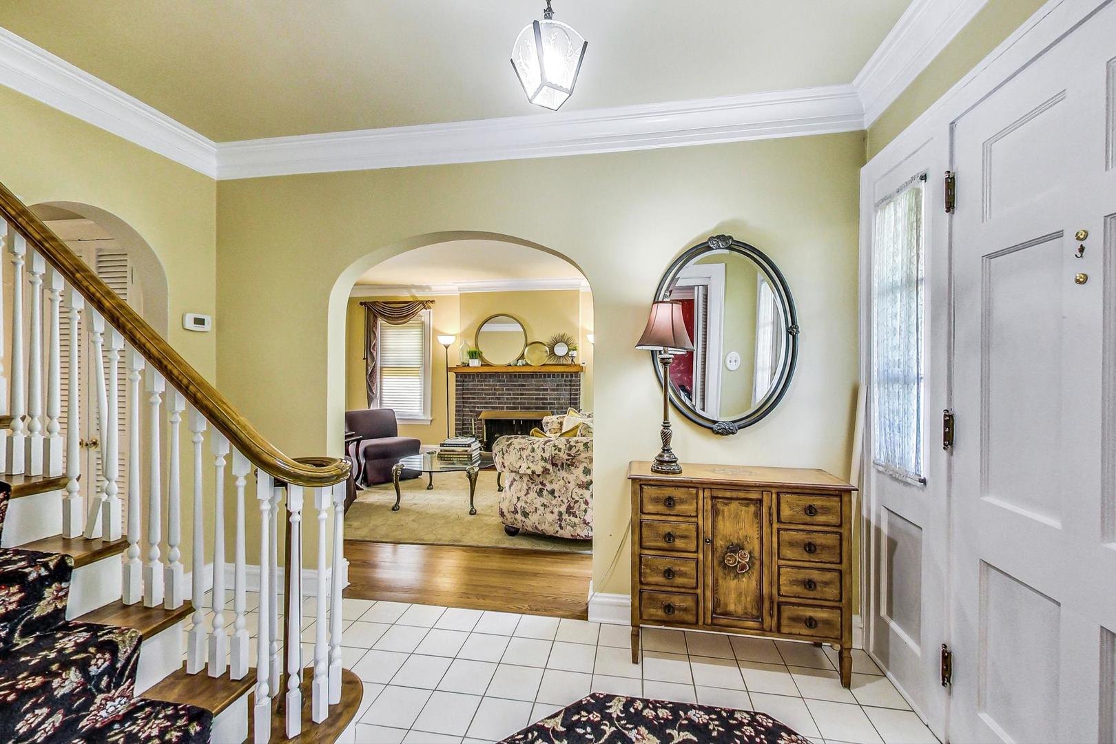 315 Elmore Street Park Ridge, IL 60068 - Photo 5 of 39 a view of living room