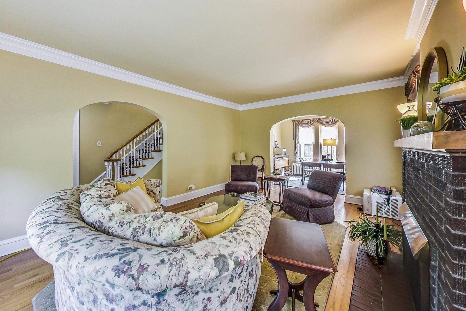 315 Elmore Street Park Ridge, IL 60068 - Photo 7 of 39 a living room with furniture