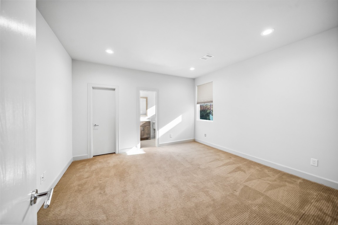 6809 Troya Lane Houston, TX 77092 - Photo 31 of 49 Upstairs bedroom with a private en-suite bath that offers great natural light, plush carpeting, and a comfortable layout for guests or extended stays.