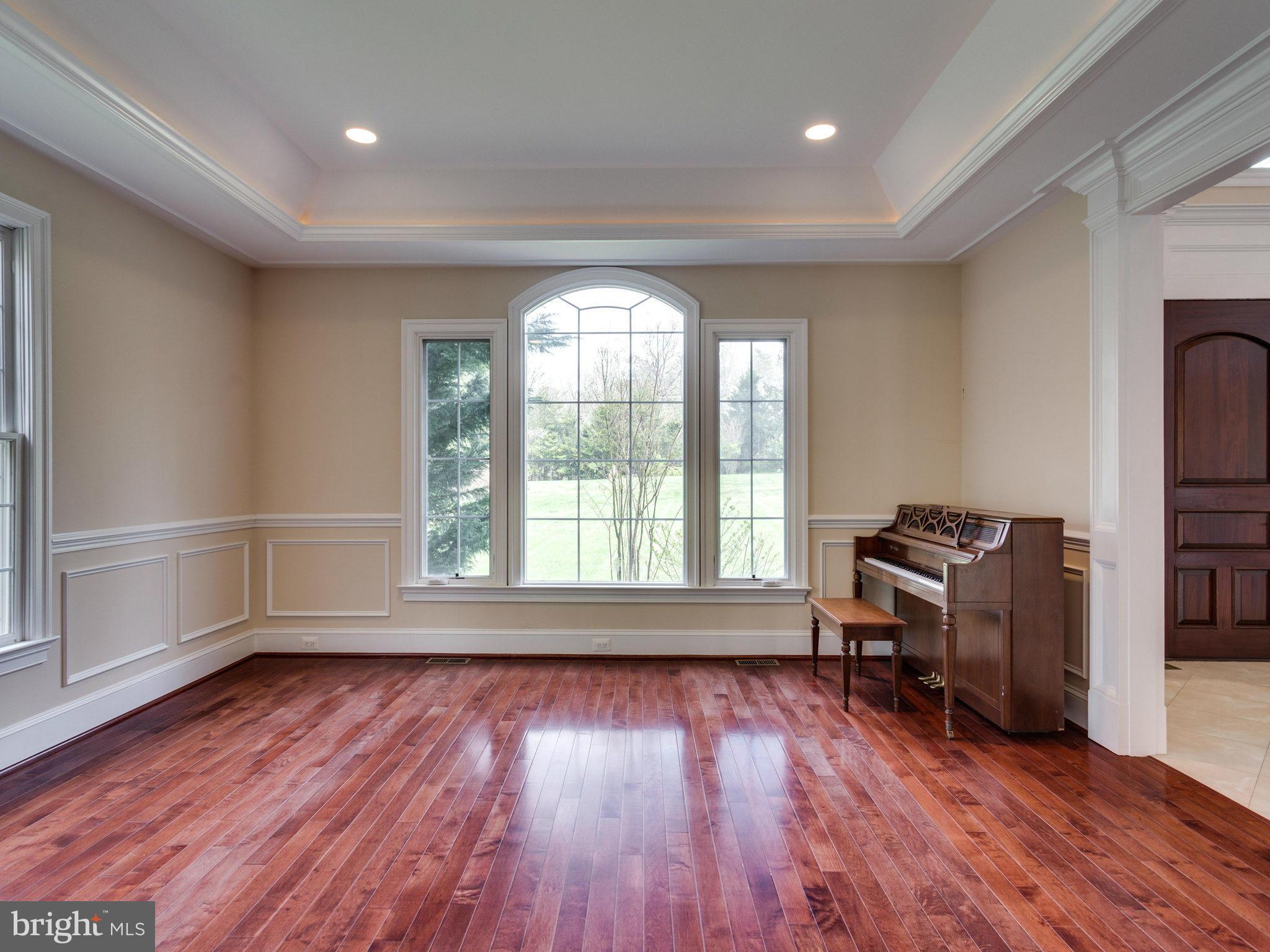 10423 Lawyers Road Vienna, VA 22181 - Photo 5 of 30 Living Room