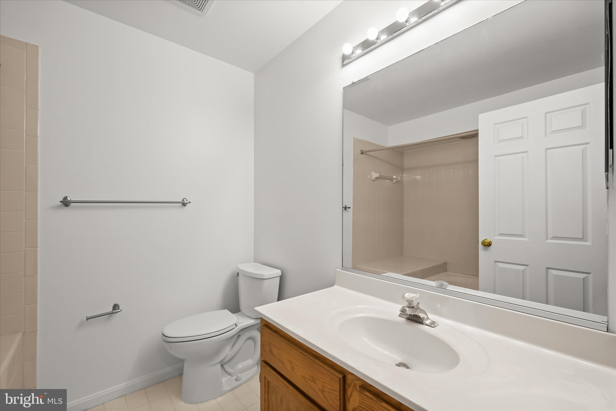 5153 Columbia Road, Unit 13 34 Columbia, MD 21044 - Photo 33 of 55 Hall bathroom