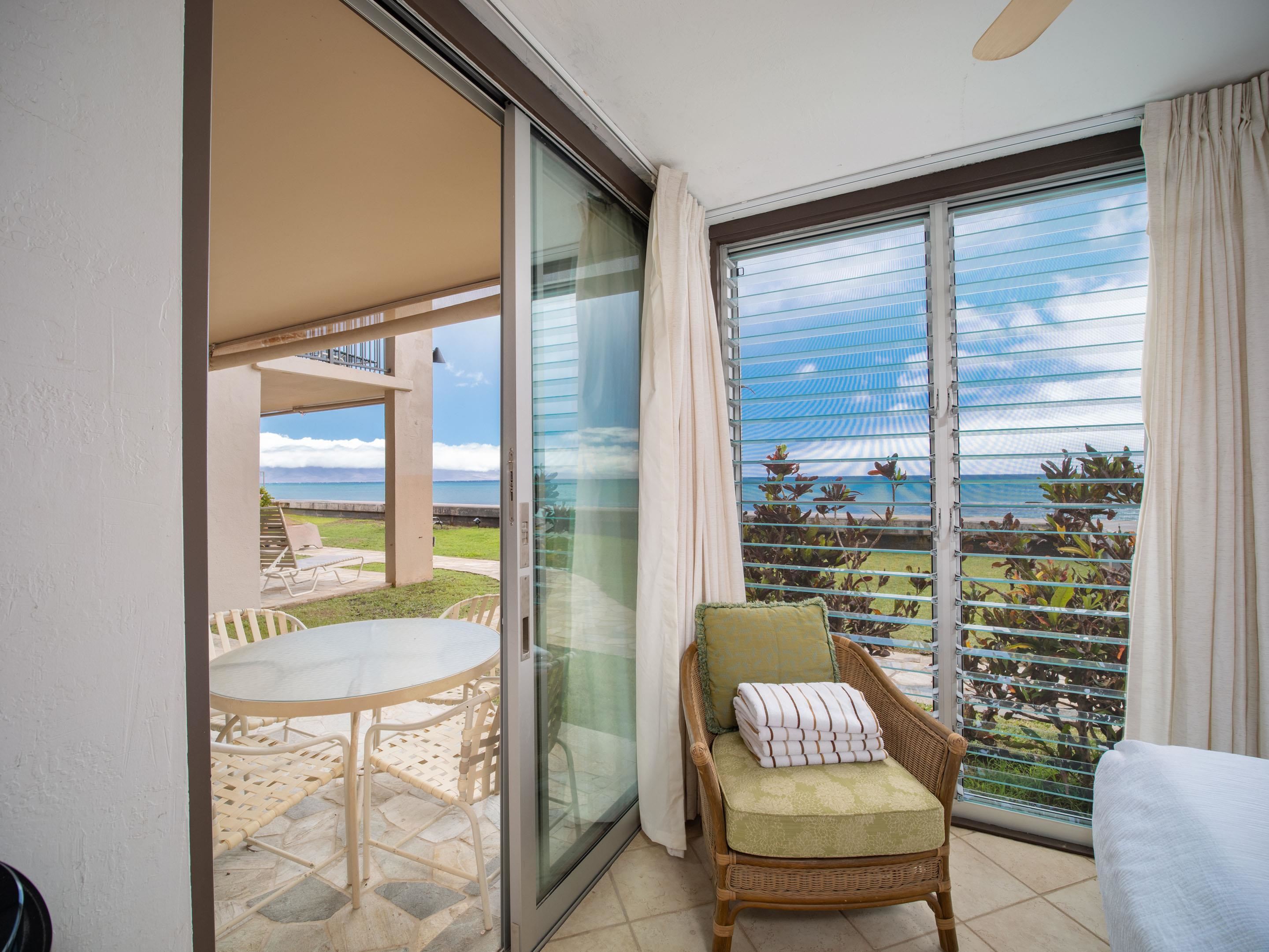 3723 Lower Honoapiilani Road, Unit 104 Lahaina, HI 96761 - Photo 15 of 45 a living room with couch and a window