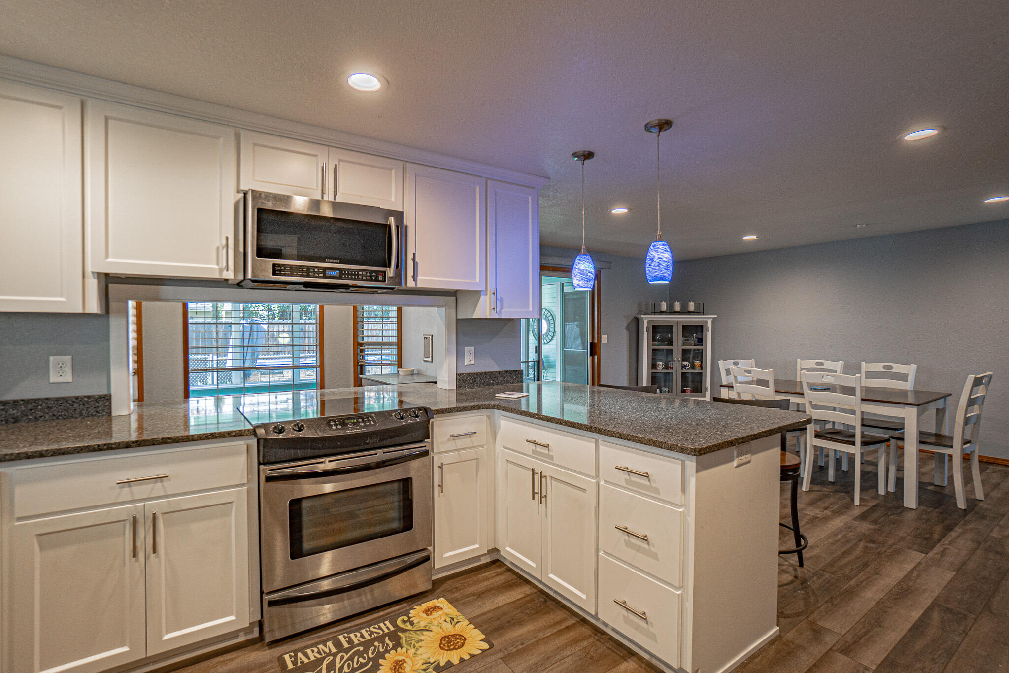 265 Brandon Street Central Point, OR 97502 - Photo 9 of 27 10 Kitchen