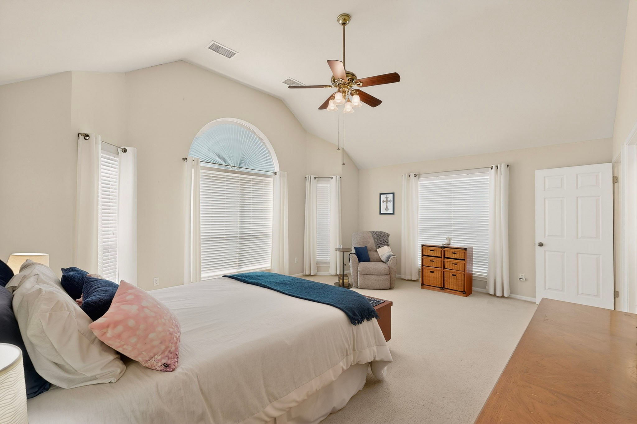 905 Victoria Ridge Drive Pflugerville, TX 78660 - Photo 14 of 32 A well-lit primary bedroom features soaring vaulted ceilings and plush carpeting throughout.