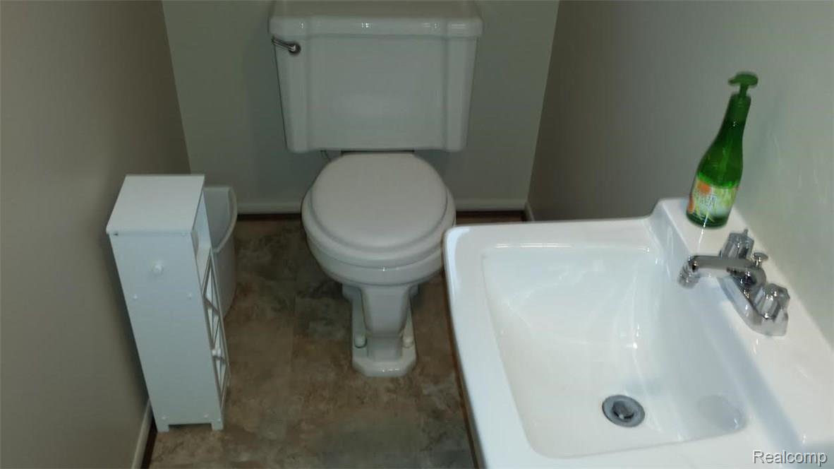 29294 Merrick Warren, MI 48092 - Photo 16 of 20 halfbath.jpg