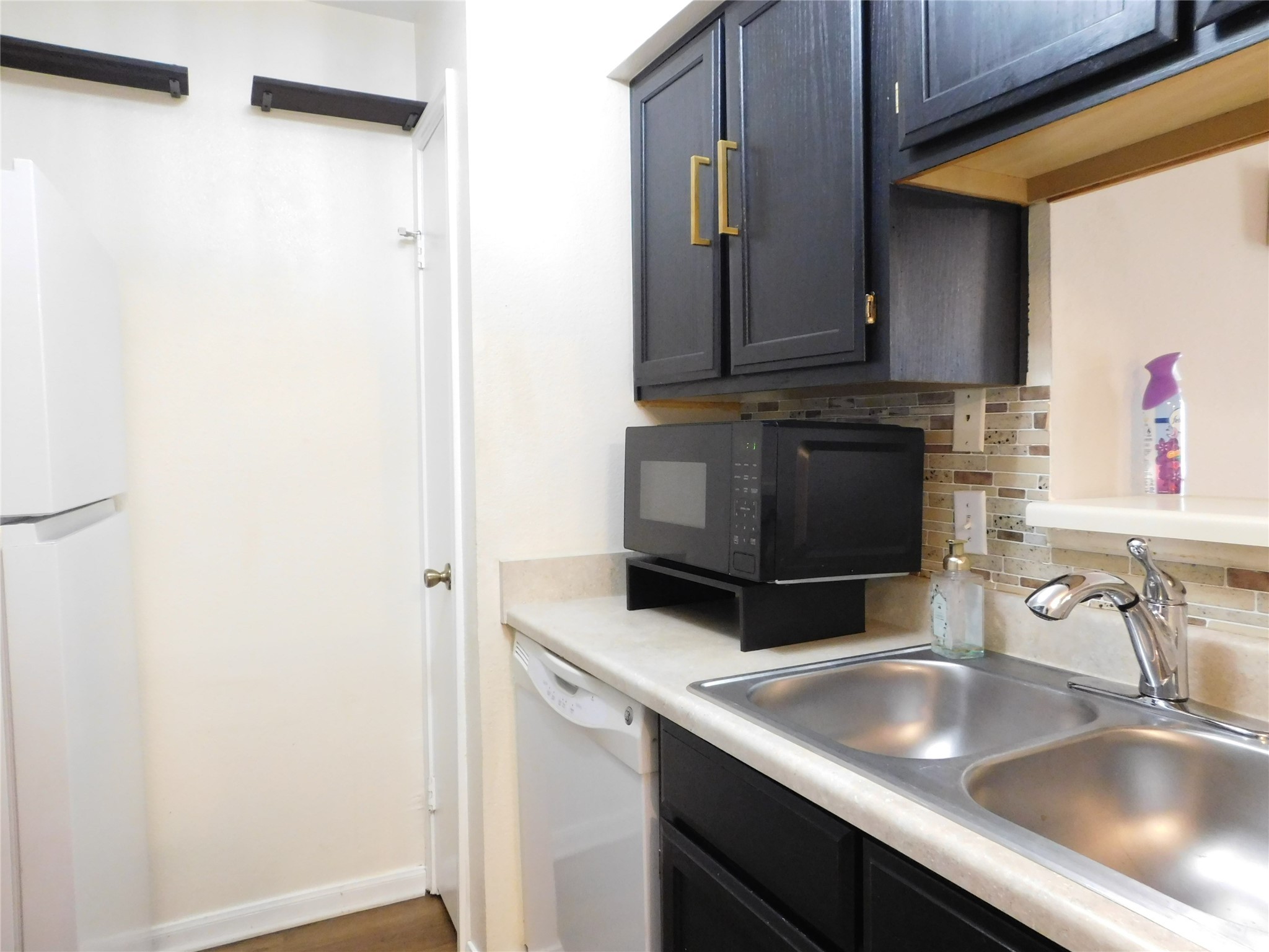 10101 South Gessner Road, Unit 912 Houston, TX 77071 - Photo 12 of 47 a kitchen with a sink and a microwave