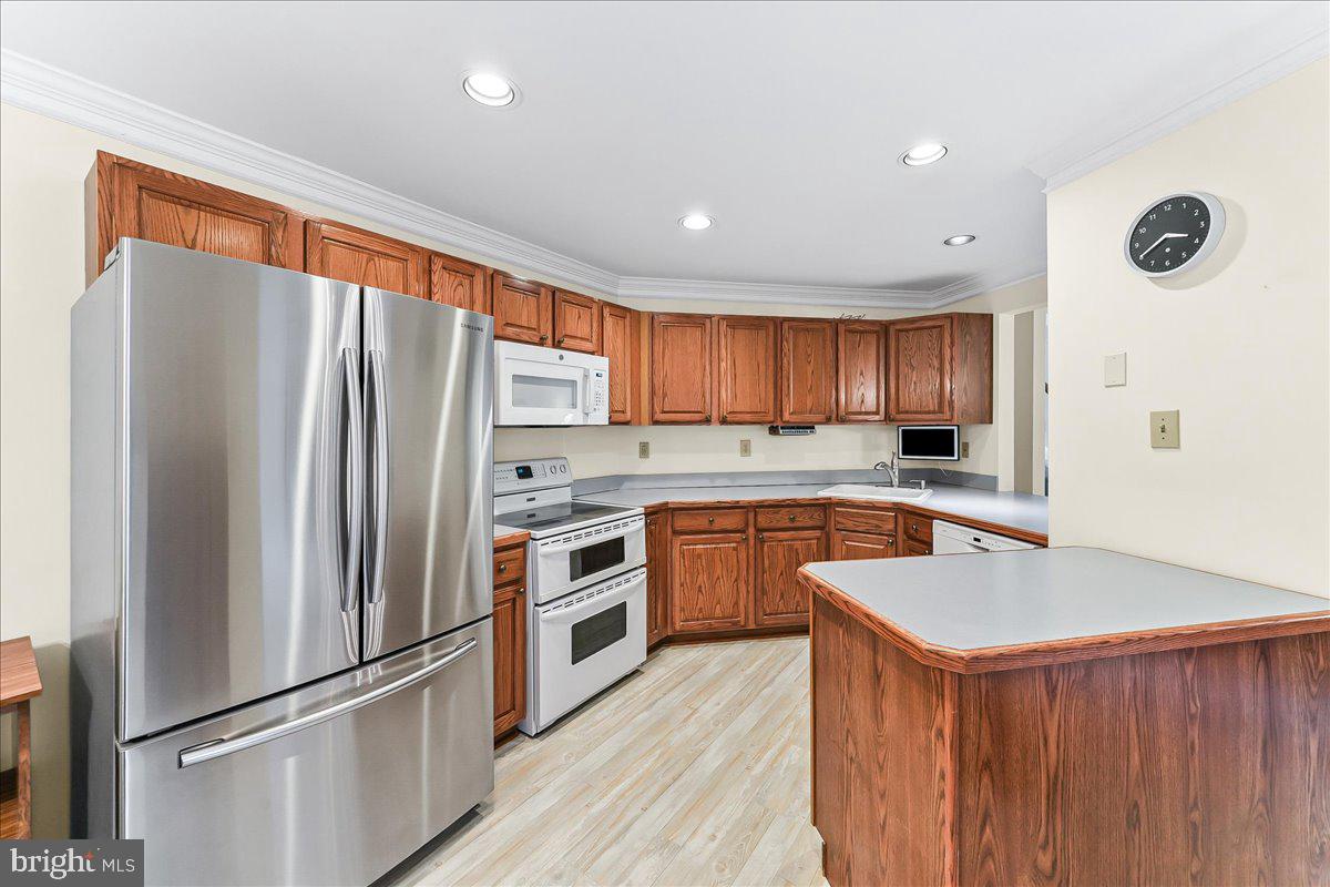402 Sumner Way West Chester, PA 19382 - Photo 12 of 33 Counterspace is plentiful for food prep!