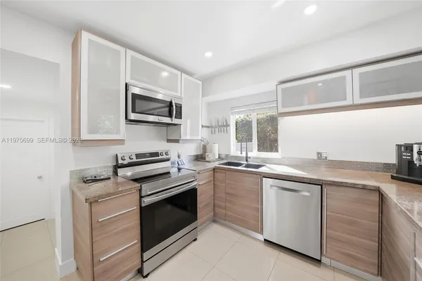 $1,075,000 | 2190 Southwest 20th Street, Miami, FL 33145