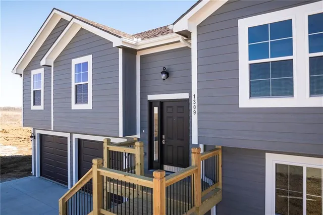 $340,000 | 1307 Northeast Sequoia Court, Oak Grove, MO 64075