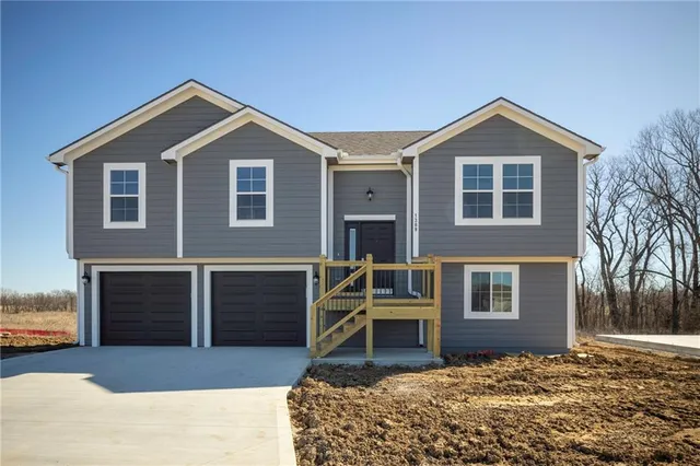 $340,000 | 1307 Northeast Sequoia Court, Oak Grove, MO 64075