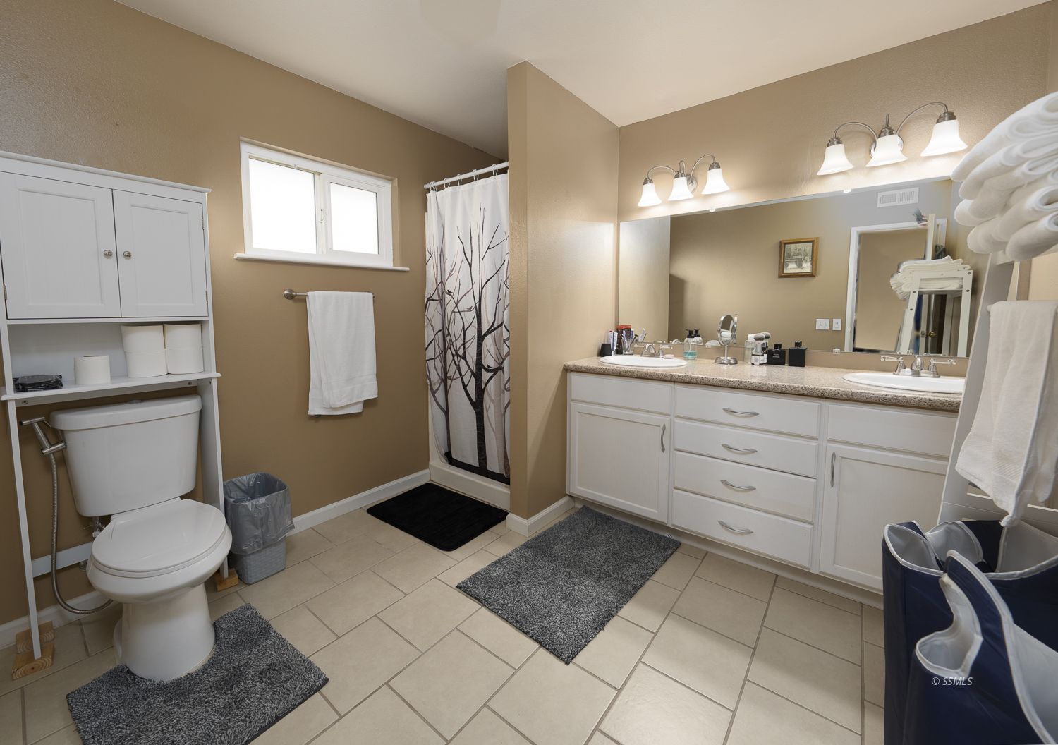 800 South Sanders Street Ridgecrest, CA 93555 - Photo 21 of 33 a spacious bathroom with a toilet sink and mirror